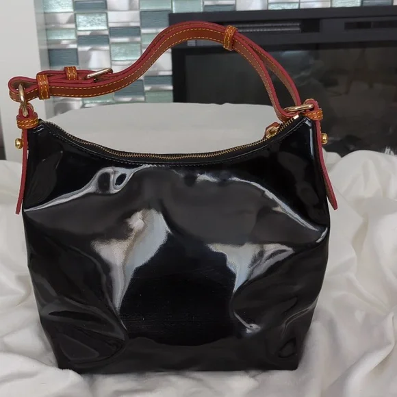 AUTHENTIC DOONEY & BOURKE PATENT LEATHER PURSE. EXCELLENT CONDITION